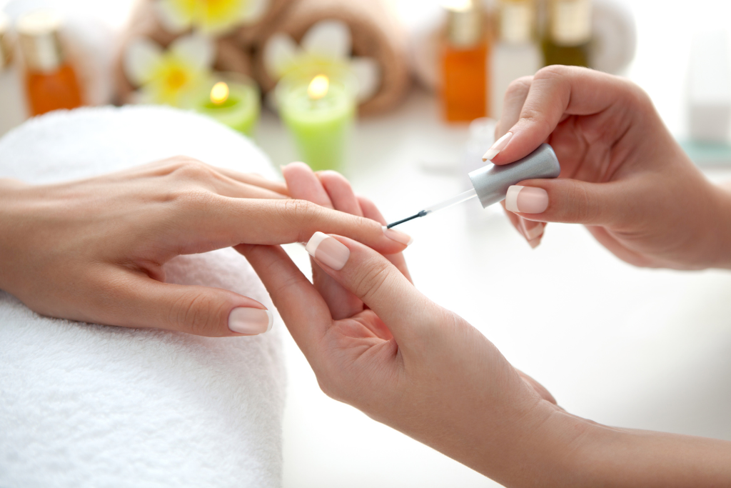 Manicure tytanowy zdrową alternatywą dla hybrydy – hit czy mit?